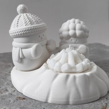 Üşüyen Kardan Adamlar Noel Mumu - Soya Mumlu Yılbaşı Dekoru - 13 x 12,5  cm