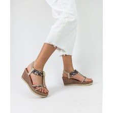 Gdt Ayakkabı Bej Renk Dolgu Topuk Taş Işlemeli Lastikli  Hafif Kadın Sandalet