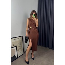 Kahverengi Beli Büzgülü Toka Detaylı Yırtmaçlı Elbise