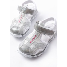 Kız Çocuk Gümüş Kapalı Kaydırmaz Taban Spor Sandalet Suni Deri Malzeme ile Konforlu Kullanım