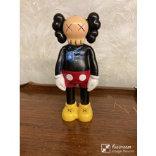 Kaws Küçük Ayakta
