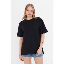 Kadın Siyah Yuvarlak Yaka Oversize Yandan Yırtmaçlı T-Shirt Tişört