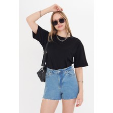 Kadın Siyah Yuvarlak Yaka Oversize Yandan Yırtmaçlı T-Shirt Tişört