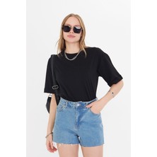 Kadın Siyah Yuvarlak Yaka Oversize Yandan Yırtmaçlı T-Shirt Tişört
