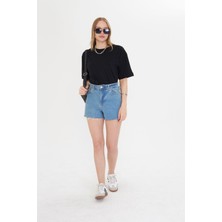 Kadın Siyah Yuvarlak Yaka Oversize Yandan Yırtmaçlı T-Shirt Tişört
