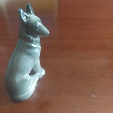 Yükseklik 6 cm  Genişlik 3 cm  Gürcistan Porselen Köpek 1 Adet