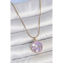 316L Çelik Gold Renk Zincir Zirkon Taşlı Mor Mineli Çiçek Işlemeli Inci Detay Portre Model Kadın Kolye