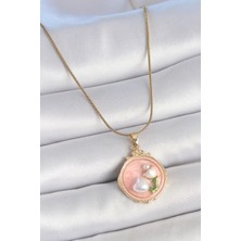 316L Çelik Gold Renk Zincir Pembe Mineli Incili Çiçek Işlemeli Portre Model Kadın Kolye