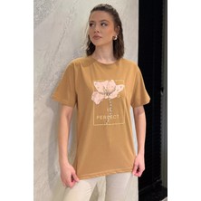 Gülseli Bisiklet Yaka Taş Detaylı Baskılı Kadın Tişört P-00016697