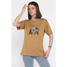 Gülseli Baskılı Taşlı Kadın Tişört P-00016692