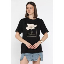 Gülseli Bisiklet Yaka Taş Detaylı Baskılı Kadın Tişört P-00016697