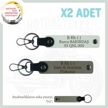 Biker Stiline Özel, Isim Plaka ve B Rh (-) Kan Grubu Yazılı Hediye X2 Anahtarlık, Kül Gri-Beyaz-Gr