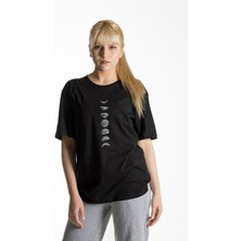 Cakkey Kadın Siyah Önü Ay'ın Evreleri Baskılı Bisiklet Yaka Oversize Pamuklu T-Shirt