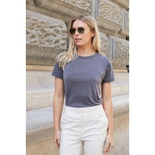 Kadın Kaliteli Modal Kumaş Sıfır Yaka Düğme Aksesuarlı Kısa Kol T-Shirt Bluz-Antrasit