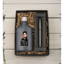 Bk Gift Kişiye Özel The Baba Karikatürlü Antrasit Tasarım Cam Şişede Kolonya 200 ml ve Metal Roller Kalem Hediye Seti-5, Babaya Hediye, Babalar Günü Hediyeleri, Hediyelik Baskılı Kolonya