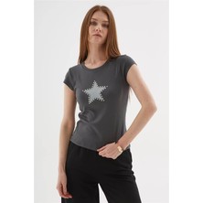 Fashion Friends  Zımba Detaylı Baskılı %100 Pamuklu Antrasit Kadın T-Shirt 25Y0562K1