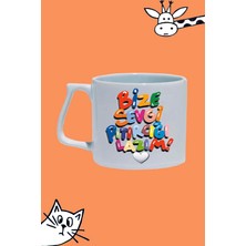 Bize Sevgi Pıtırcığı Lazım Renkli Harfler Kalp Tasarım Baskılı Beyaz Lüks Sap Kupa Bardak