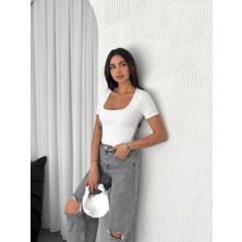 Kare Yaka Kabartma Kumaş Kısa Kollu T-Shirt