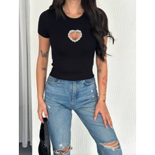 Kalp Taş Detaylı Kısa Kollu Bisiklet Yaka T-Shirt