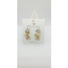 Gold Renk Taşlı Çiçek ve Istiridye Figürlü Sallantılı Küpe