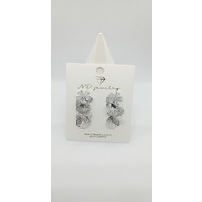 Silver Renk Taşlı Çiçek ve Istiridye Figürlü Sallantılı Küpe
