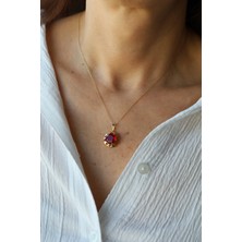 14 Ayar Altın Kırmızı Taş Detaylı Çiçek Modeli Kolye