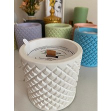Dekoratif Çam Kokulu Beyaz Taş Kap Mum – 300G Doğal Soya Wax, Ahşap Fitilli, El Yapımı ve Vegan