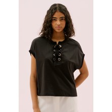 Kuş Gözü Detaylı Düşük Omuz T-Shirt Siyah Y2523824_001