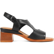 Kadın Siyah Bilekten Bantlı Deri Sandalet