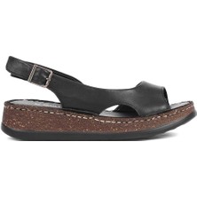 Kadın Siyah Tokalı Dolgu Topuklu Deri Sandalet