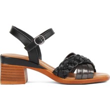 Kadın Siyah Bilekten Bantlı Deri Sandalet