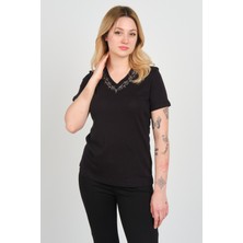 Ella Camelia Kadın Yakası Taş ve Süs Işlemeli Kısa Kollu Pamuklu Bluz 24E002 Siyah