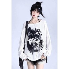 Beyaz Vintage Gothic Graffiti Omuz Dekolteli Sweatshirt