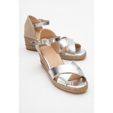 Miria Gümüş Hakiki Deri Çapraz Bantlı Kadın Dolgu Topuklu Sandalet