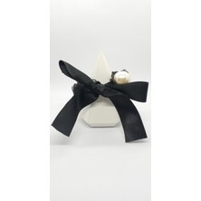 Siyah Renk Inci ve Fiyonk Detaylı Lastik Toka