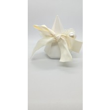 Krem Renk Inci ve Fiyonk Detaylı Lastik Toka