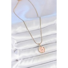 316L Çelik Gold Renk Zincir Pembe Mineli Çiçek Işlemeli Portre Model Kadın Kolye - TJ-BKO10165