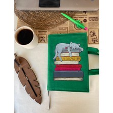 Kitap Çantası 24X17 cm | Kedi Desenli, Su Itici, Cepli ve Kalemlikli | El Yapımı Book Sleeve