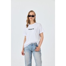Beyaz Yazı Baskılı Pamuklu Oversize Tişört 2150-6M