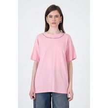 Pembe Yaka Yazı Baskılı Oversize Pamuklu Tişört 2150-34M