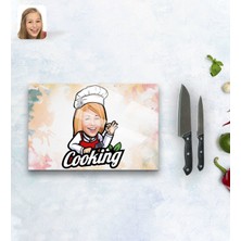 Kişiye Özel Kadın Chef Karikatürlü Cam Kesme ve Sunum Tablası 20X30CM Model 14