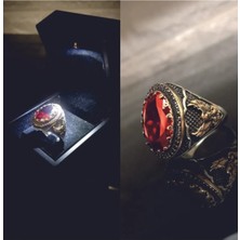 Erkek Gümüş Yüzük - Kırmızı Yakut Taşlı Yanı Kartal Işlemeli  925 Ayar Yüzük - Işıklı Kutu