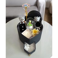 Ayı Evreni Küçük Prens - Sevgiliye Romantik Hediye Kutusu | Kar Küresi + Çelik Takı + Peluş Ayıcık