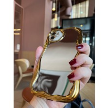 iPhone 13 Pro Gold Detay Kıvrımlı Ayna Efektli Telefon Kılıfı
