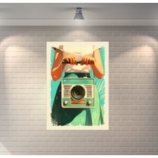 Müzik Radyo Tutan Kız Retro Ahşap Poster