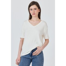 Beyaz V Yaka Viskoz/yumuşak Kumaş Dökümlü Tişört 3077