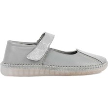 Kadın Gri Bantlı Önü Kapalı Deri Ayakkabı