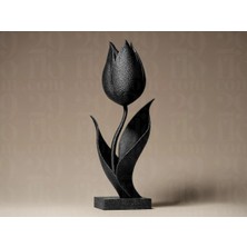 Siyah Lale – Modern Minimal Çiçek Figürü