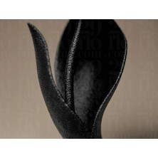 Siyah Lale – Modern Minimal Çiçek Figürü