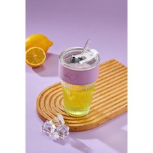 Premium Cam Bardak – Şerit Detaylı, Pipetli, Sızdırmaz Kapaklı / Mor Şeritli